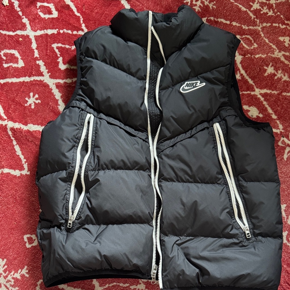 Nike Black Puffer Vest with White Zipper Accents size LARGE